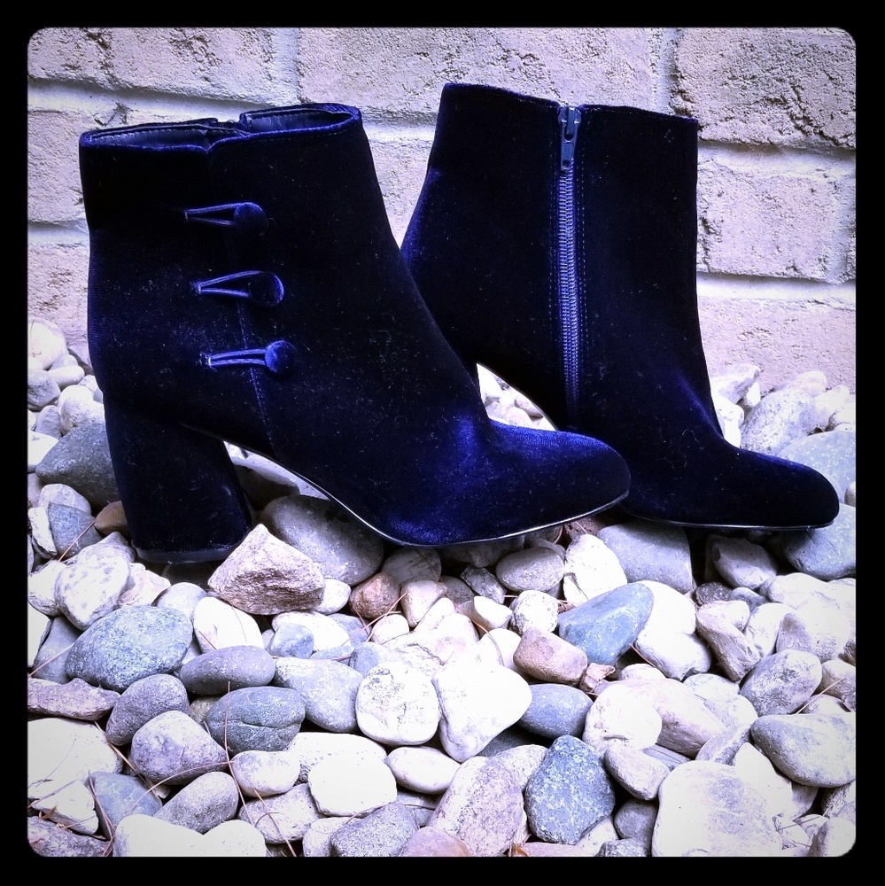 BEAUTIFUL NINE WEST VELVET BOOTIES